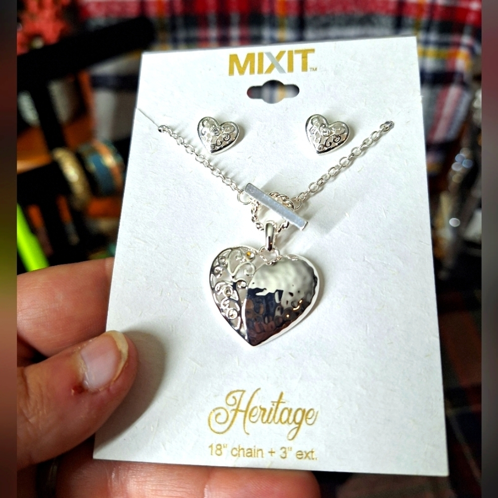 MIXIT JEWELRY SET HEART NECKLACE WITH EARRINGS NWT